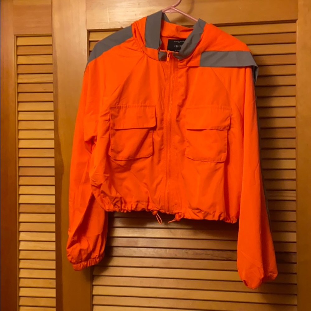 ORANGE REFLECTIVE WOND BREAKER.